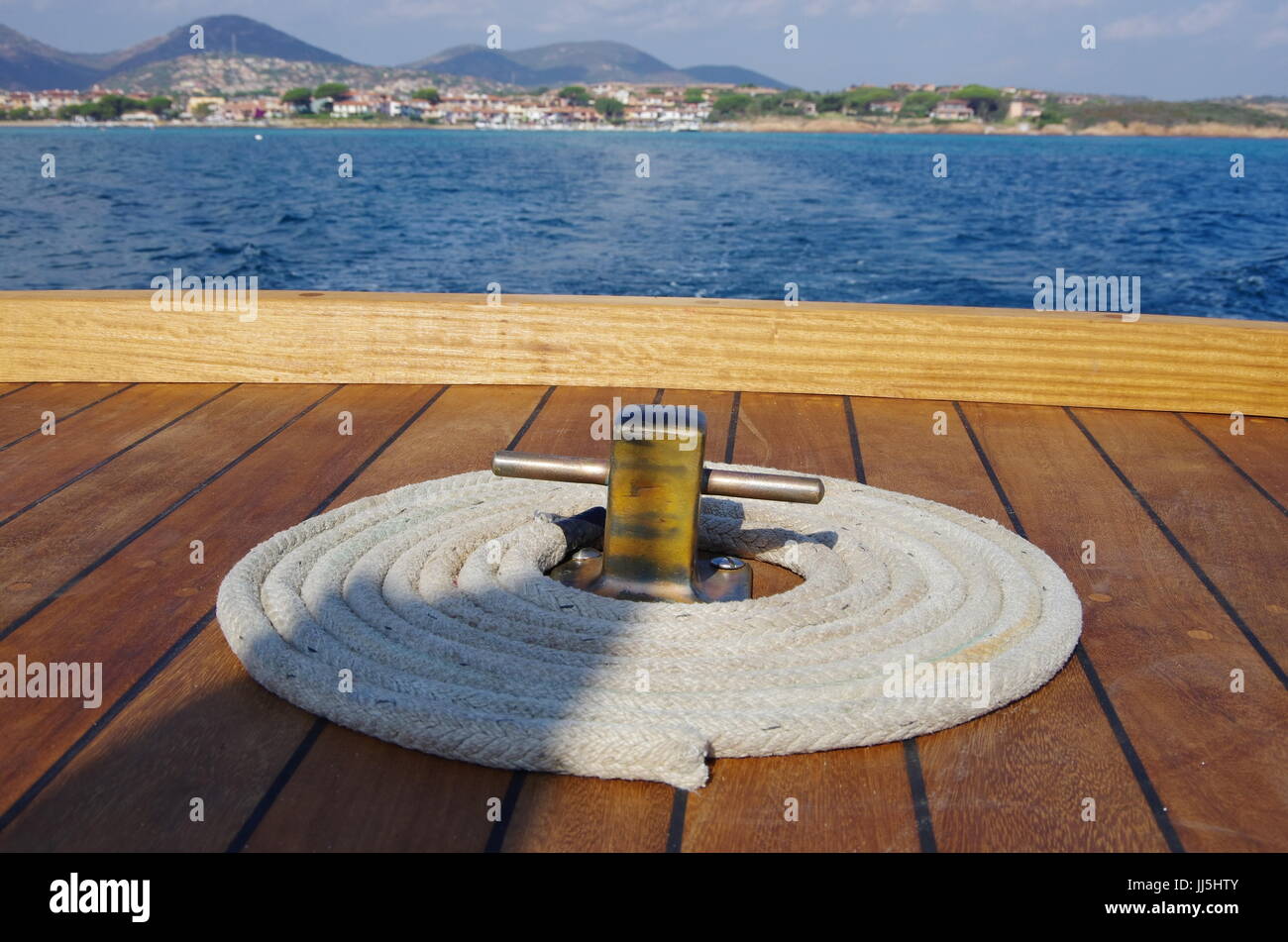 Perfekt gefaltete Seil auf einem Boot, in Sardinien. Stockfoto