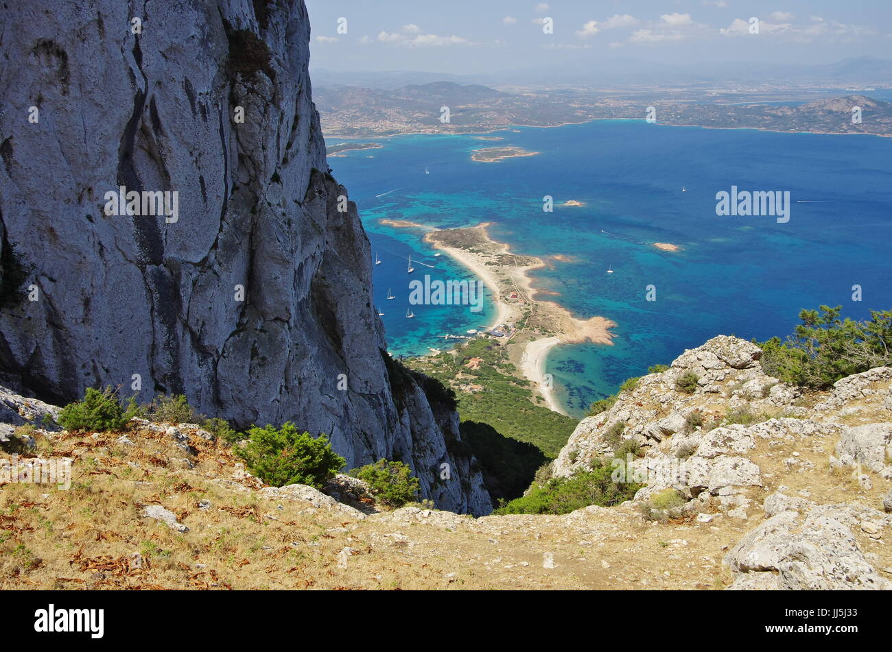 Der Weg zum Gipfel des Tavolara, mit Blick auf die Küste von Sardinien. Stockfoto