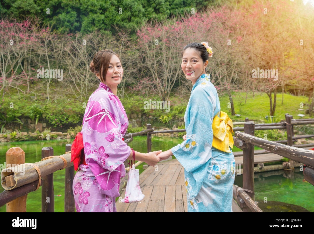 Glücklich japanische Freundinnen gehen Hand in Hand fröhlich, fröhlich und frisch. Junge asiatische Frauen kleiden sich traditionelle Japan Kimono und Spaß in der Nähe von l Stockfoto