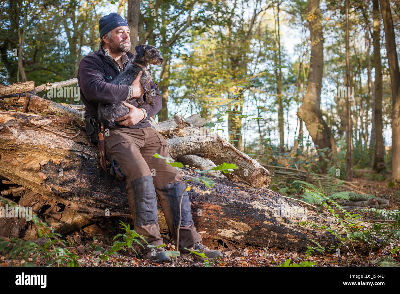 Mark Eccleston, ehemalige Bahn Fahrdienstleiter, die sieben Hektar aufgearbeiteten Wald in Telford, Shropshire mietet. Vereinigtes Königreich Stockfoto