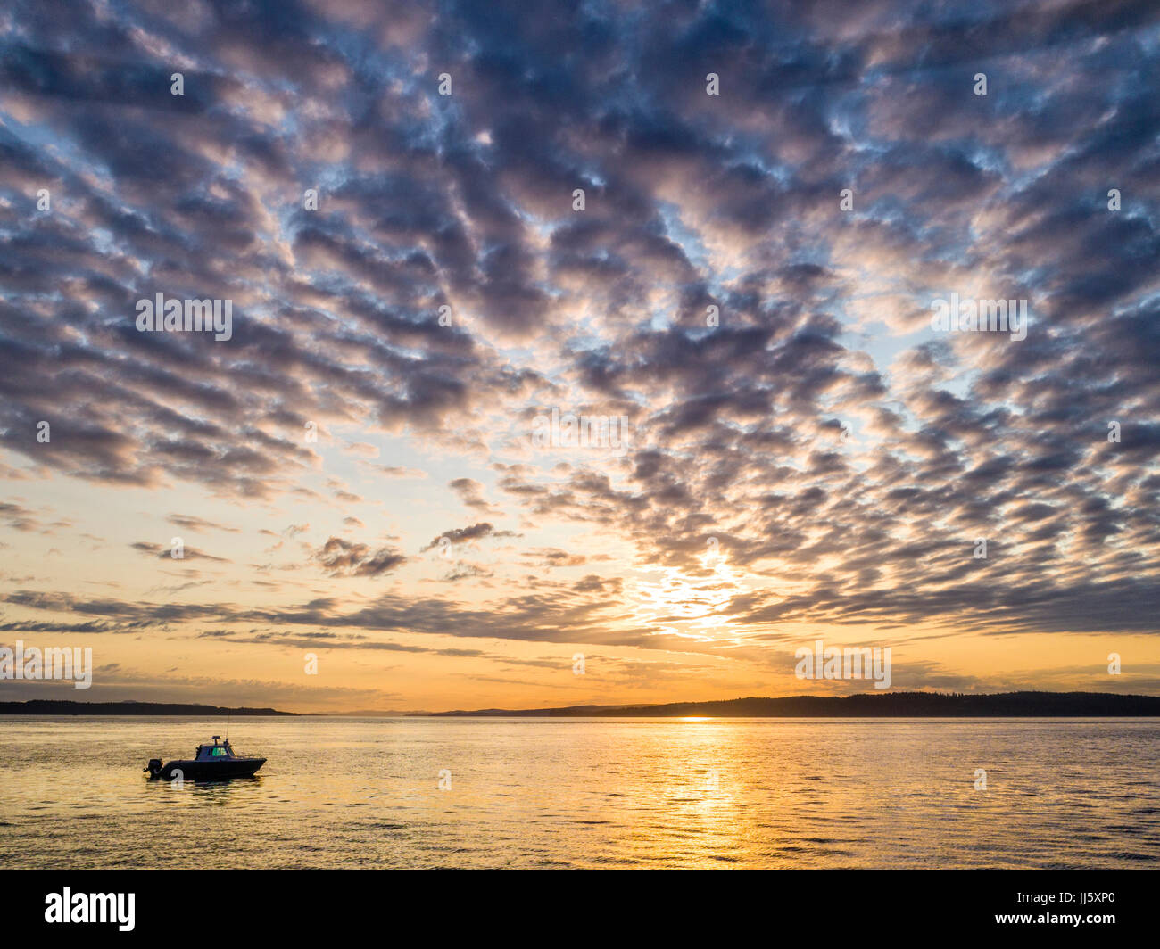 Die "Ambient Light" tour Boot (Vancouver Island Photo Tours) während der sunset Tour in Weynton Passage aus Norden von Vancouver Island, British Columbia Stockfoto