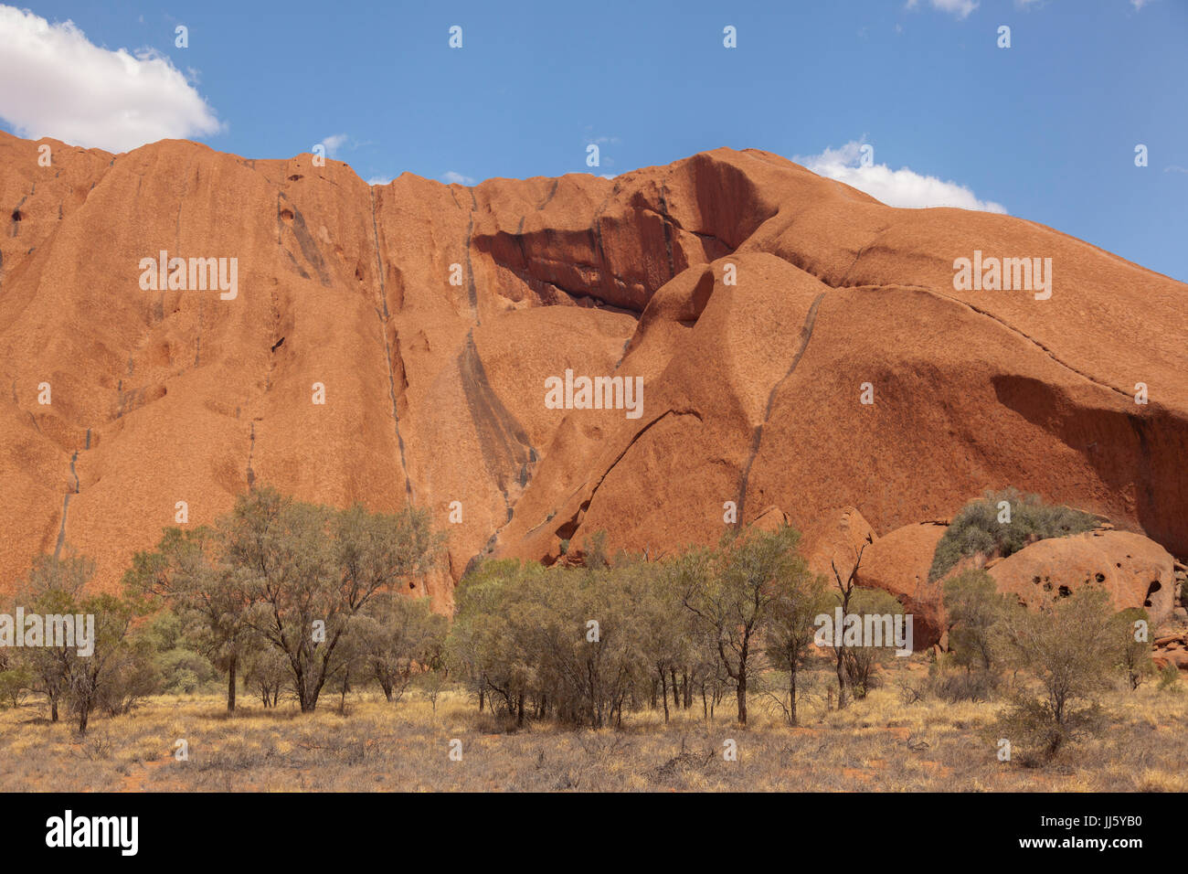 Uluru, (Ayers Rock), schließen Sie die Aussicht auf die verschiedenen Bereiche rund um Uluru, Steingarten, Wasserstellen, Pfade, Felsen, Höhlen, Wasserfall Wanderwege, Vegetation ich Stockfoto