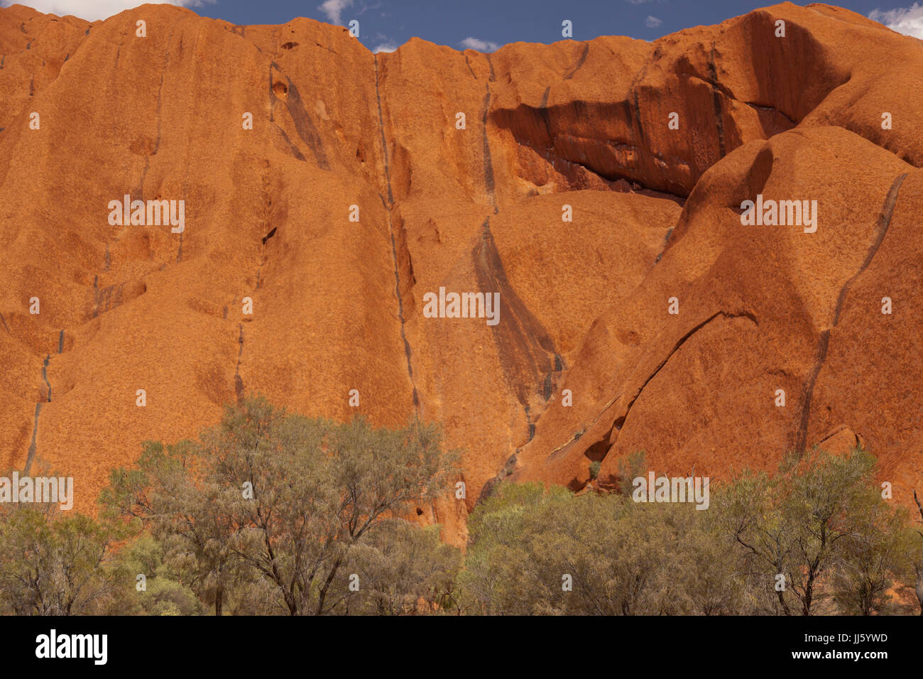 Uluru, (Ayers Rock), schließen Sie die Aussicht auf die verschiedenen Bereiche rund um Uluru, Steingarten, Wasserstellen, Pfade, Felsen, Höhlen, Wasserfall Wanderwege, Vegetation ich Stockfoto