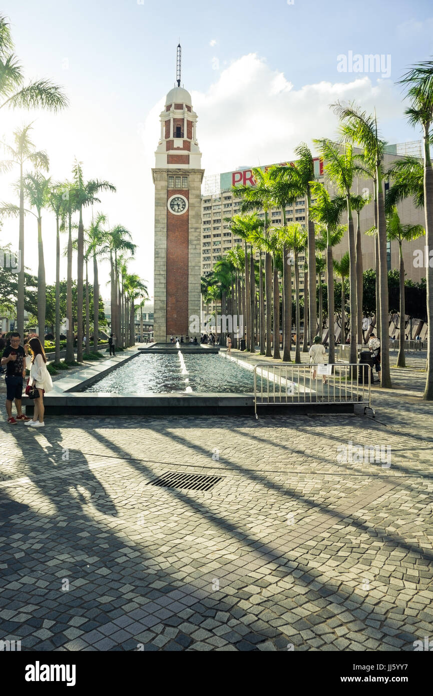 Uhrturm in hellem Sonnenlicht, Tsim Sha Tsui Hong Kong Stockfoto