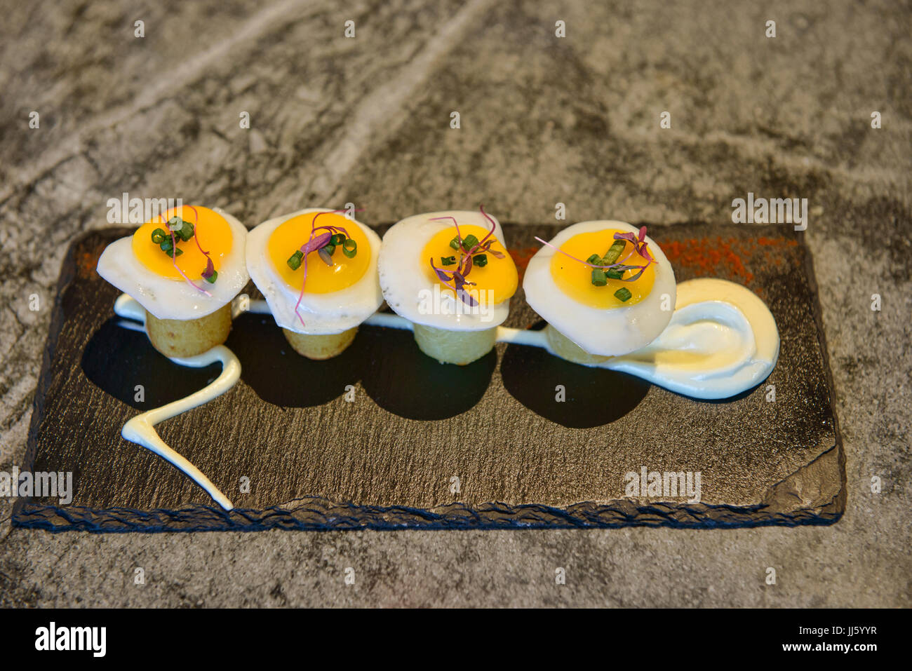 Huevos Rotos gebrochen Wachteleier mit Piquillo Paprika und Sobrassada, Bangkok, Thailand Stockfoto