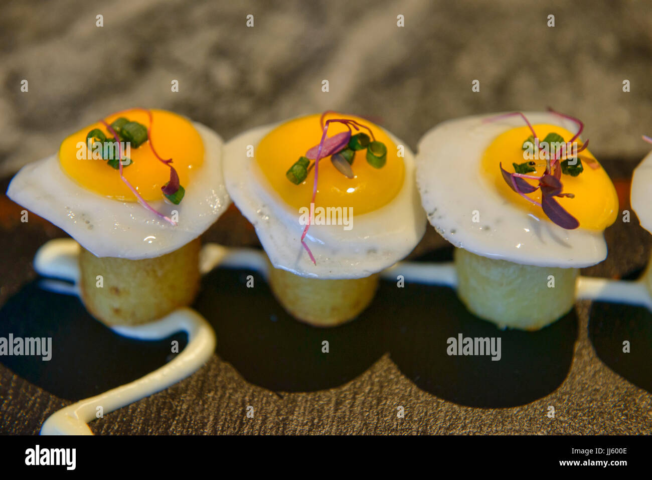 Huevos Rotos gebrochen Wachteleier mit Piquillo Paprika und Sobrassada, Bangkok, Thailand Stockfoto