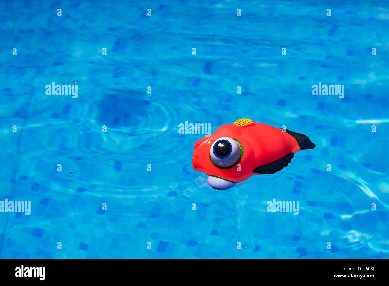 Generische Kautschuk Fisch Spielzeug schweben im Schwimmbad, im Sommer Aktivität und Genuss Stockfoto