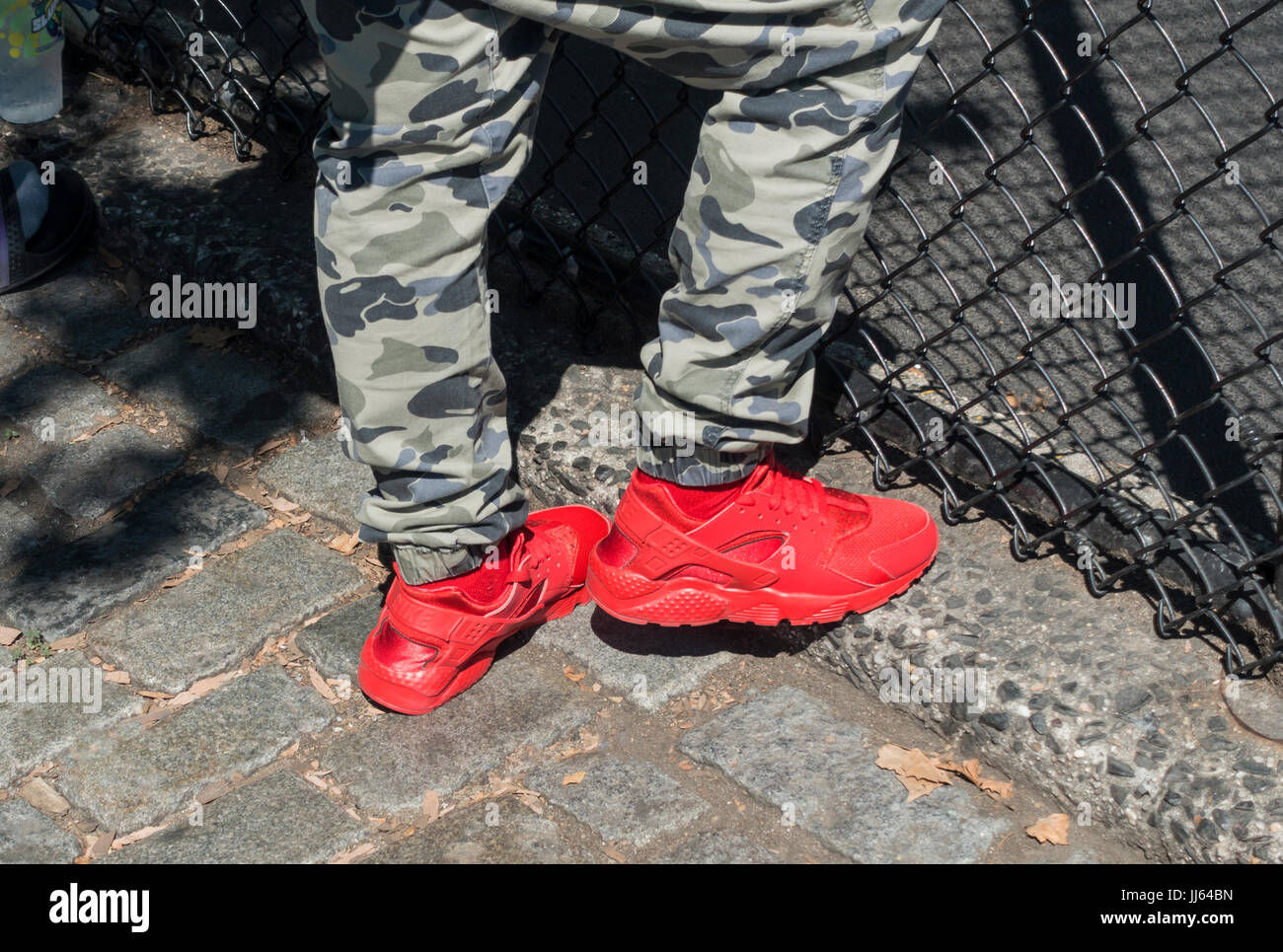 "Es werden keine Vorstellung von den roten Schuhen heute Abend"--männliche Freizeitmode in New York City Stockfoto