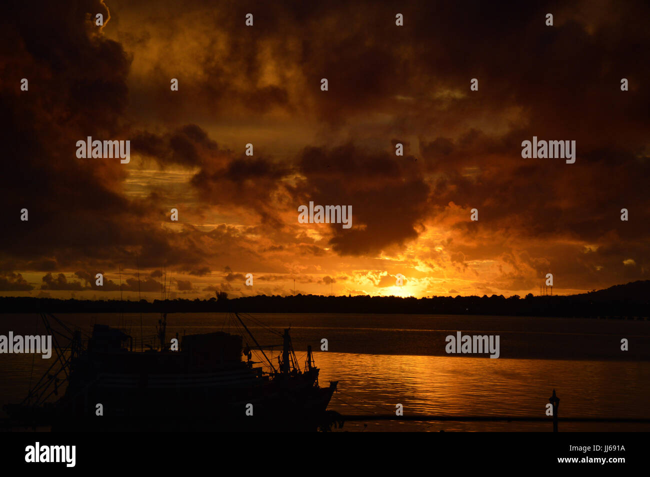Dramatischen Sonnenuntergang Wolken über dem Meereshorizont Stockfoto