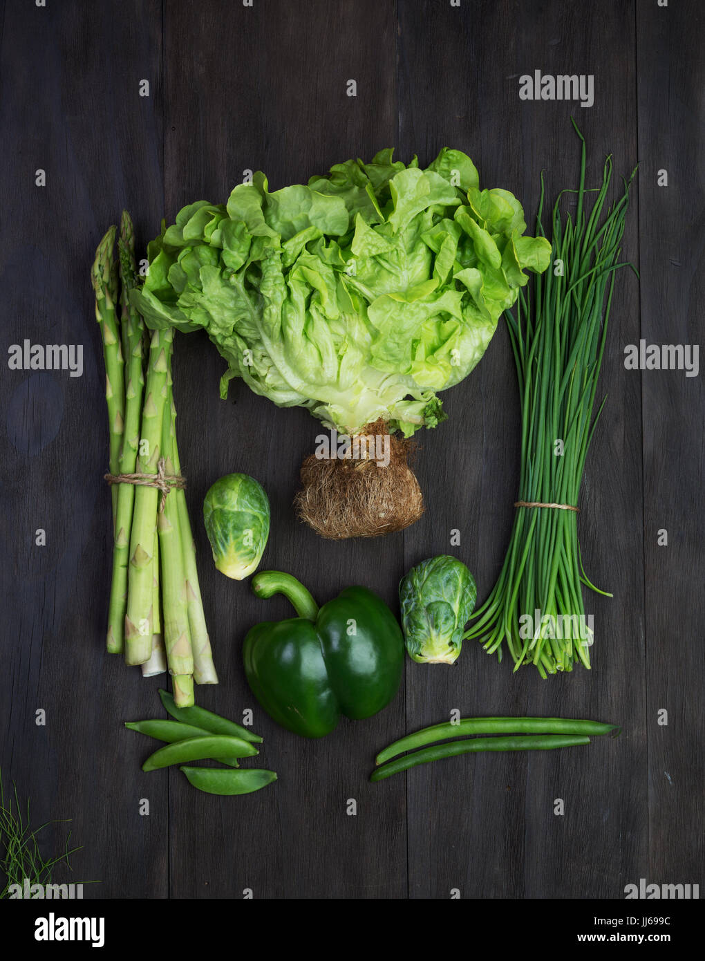 Frisches Grün Bio Gemüse auf schwarzem Holz- vintage Tabelle. top View Stockfoto