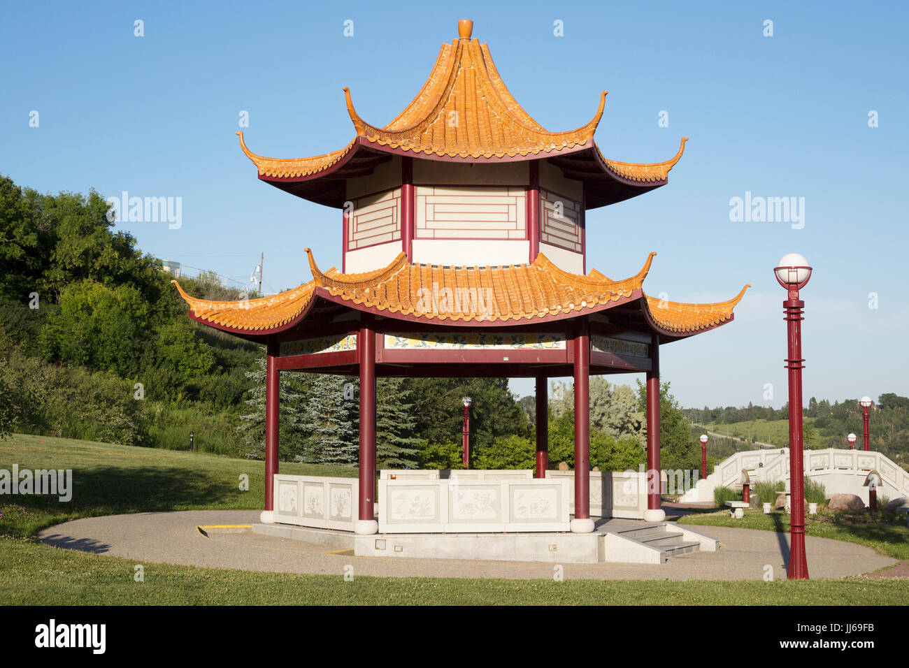 Chinesischer Gartenpavillon im Louise McKinney Park im Edmonton River Valley mit blauem Himmel, Alberta, Kanada Stockfoto