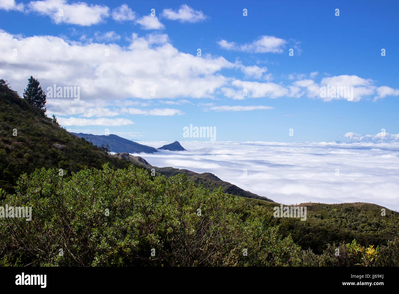 Auf der Suche nach unten über Wolken auf Mantiqueira Berggipfel in der Resort Stadt Campos Do Jordao, Brasilien Stockfoto