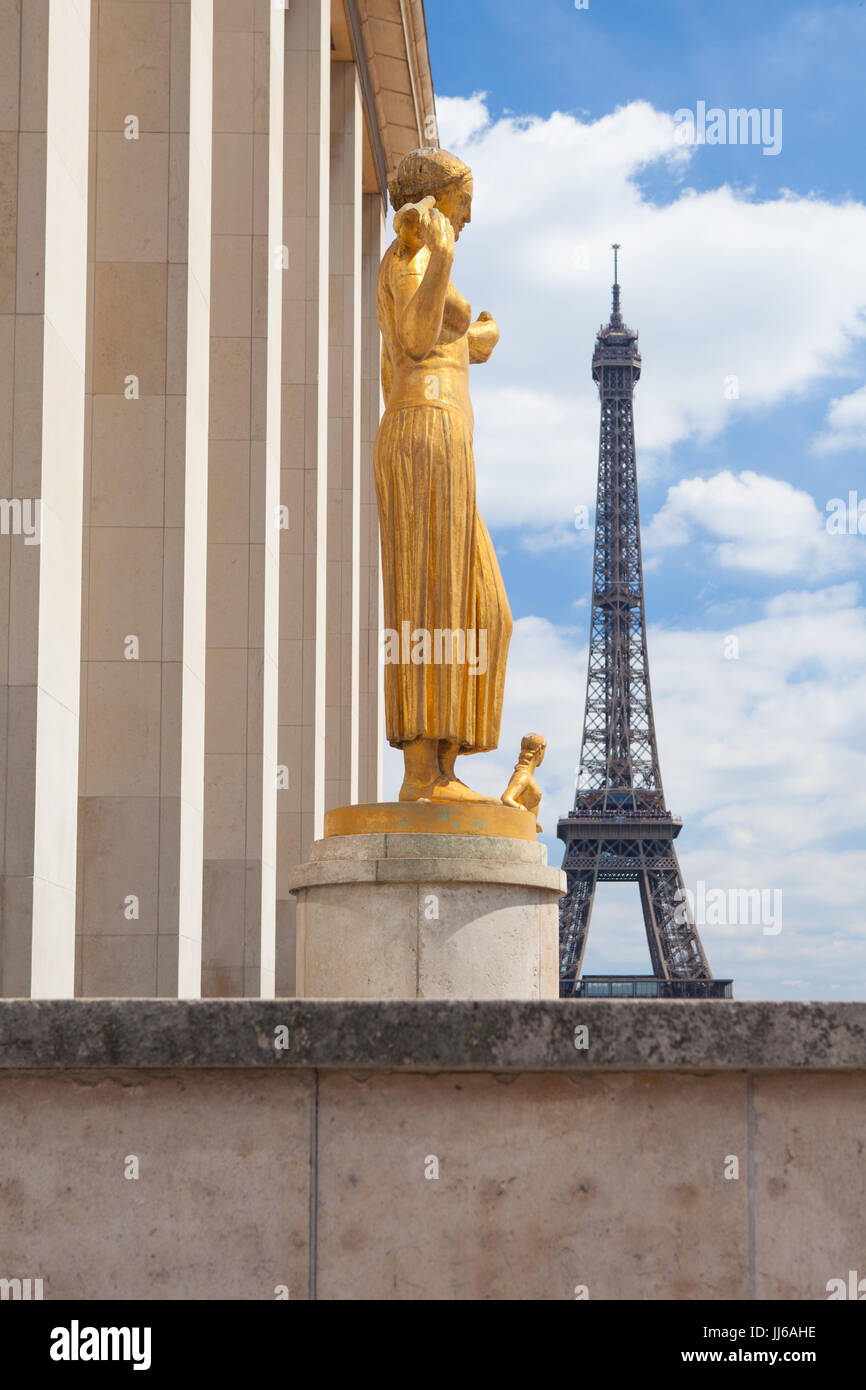 Eiffelturm und Statuen von Trocadero Garten, Paris, Frankreich Stockfoto