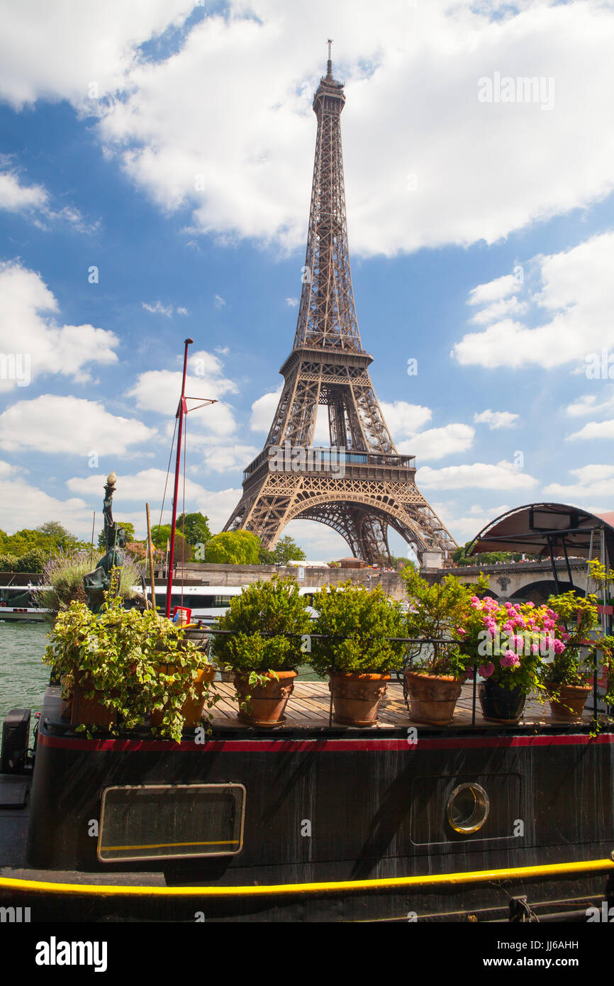 Eine typische bunte Hausboot auf der Seine mit dem Eiffelturm in Paris, Frankreich Stockfoto