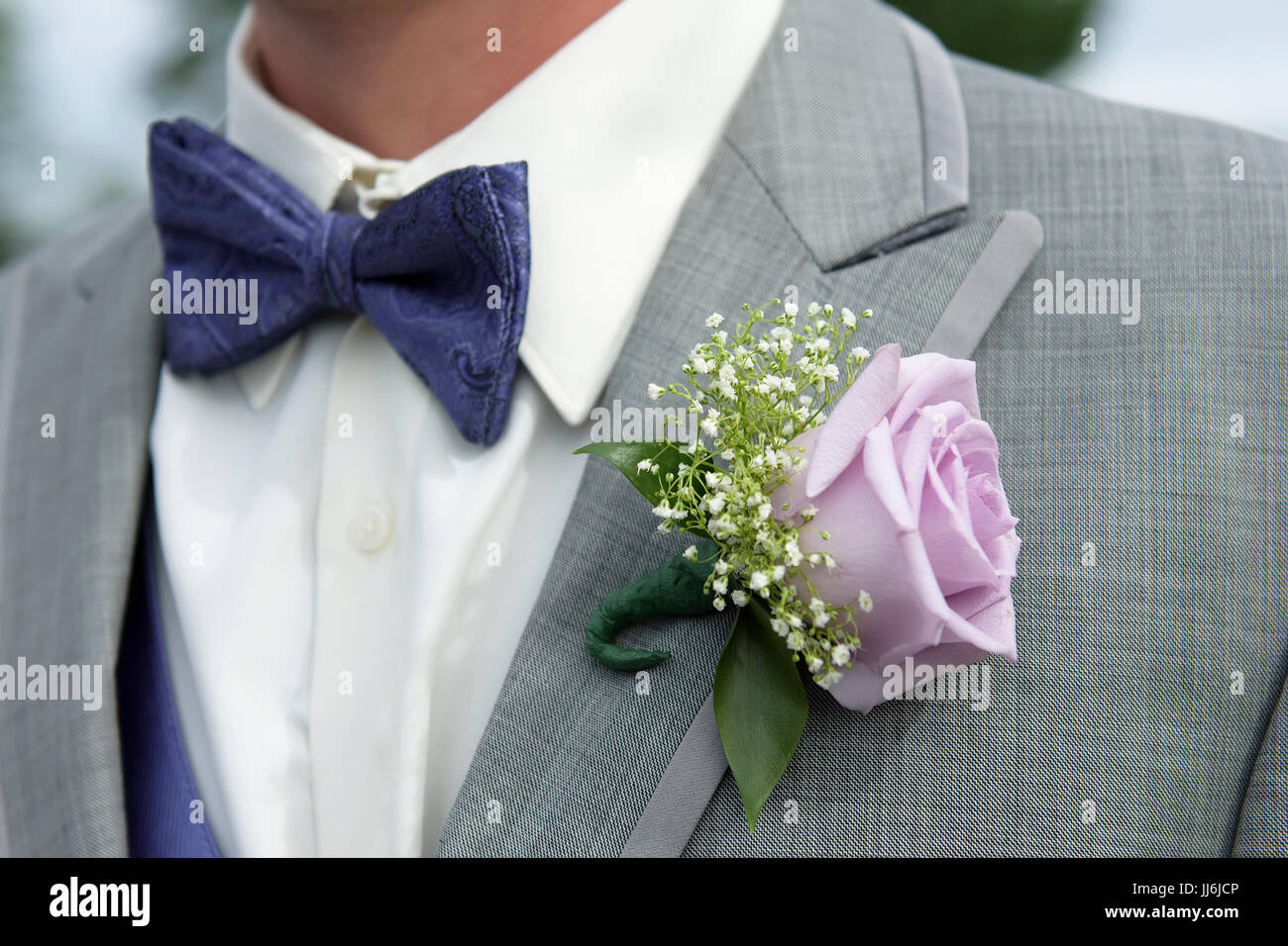 Close Up Details Der Mannlichen Brautfuhrer Grau Leinen Anzug Mit Fliege Und Rose Corsage Stockfotografie Alamy