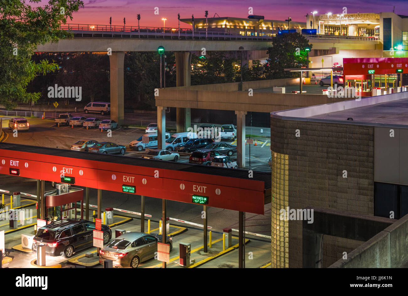 Atlanta International Airport Parkplatz und s-Bahn Station bei den inländischen Terninal in Atlanta, Georgia, USA. Stockfoto