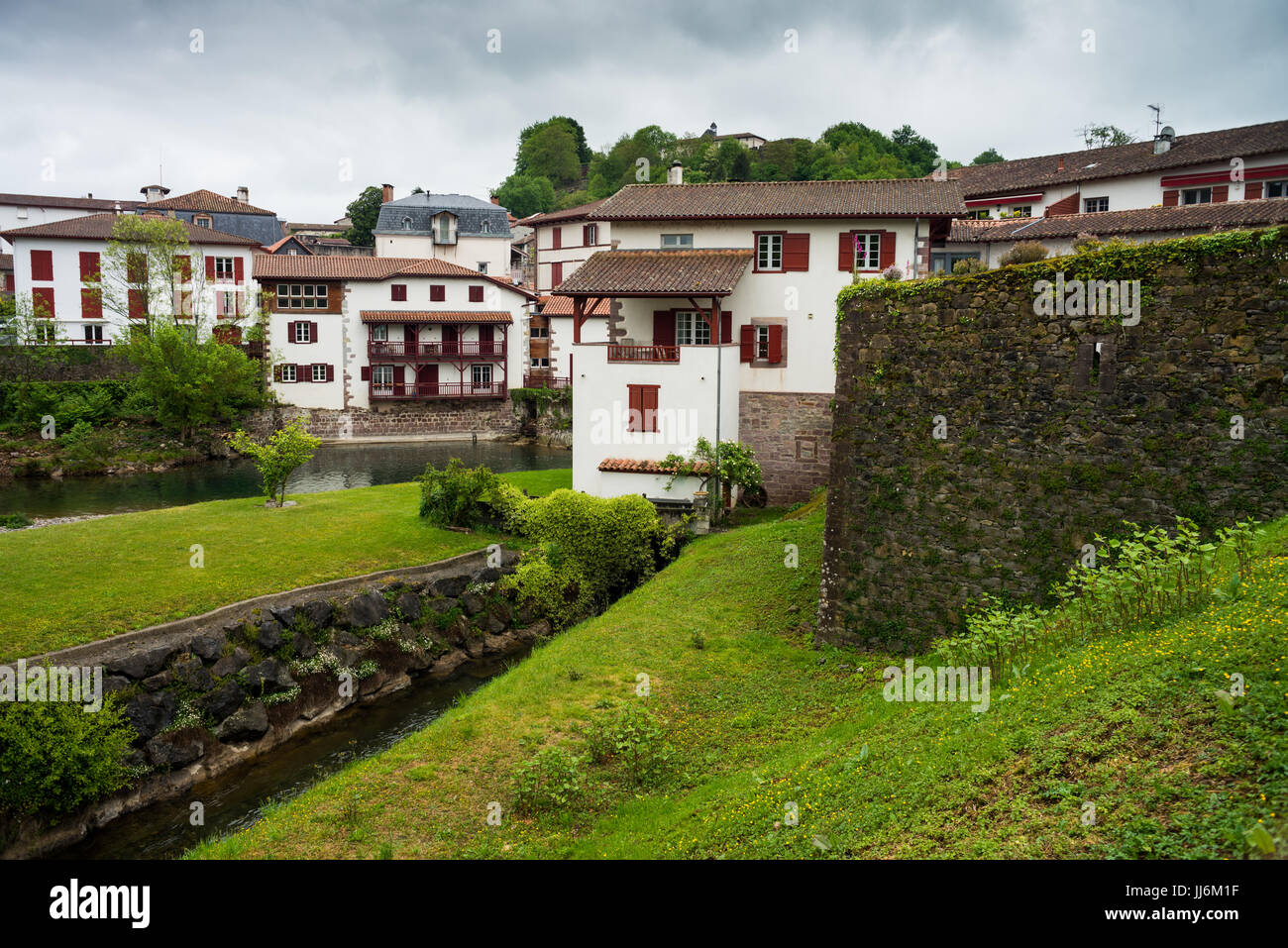 Alte Hauptstadt der baskischen Provinz unteren Navarra. Es ist