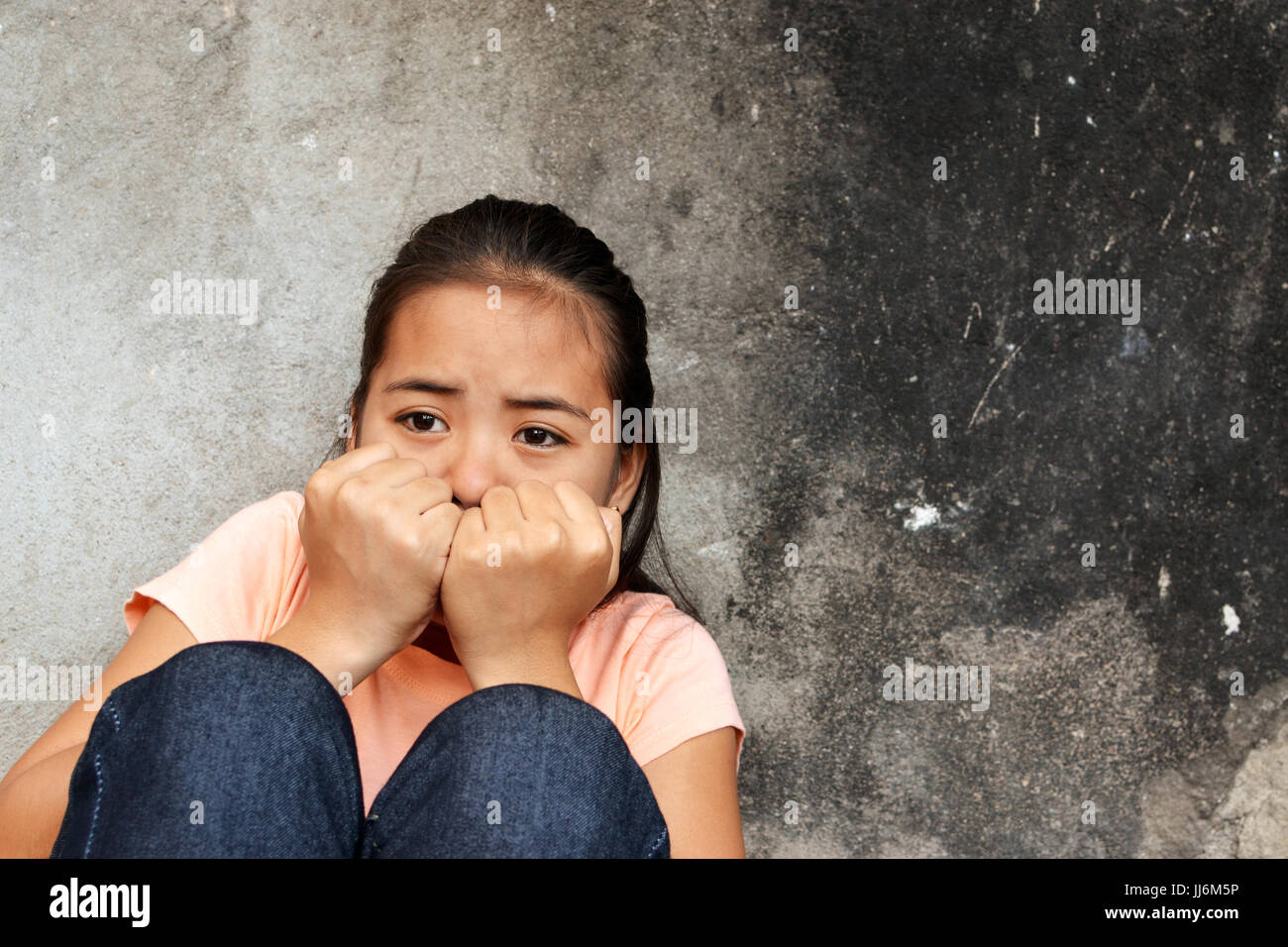 Teenager mit Trauma in einem verlassenen Ort sitzen Stockfoto
