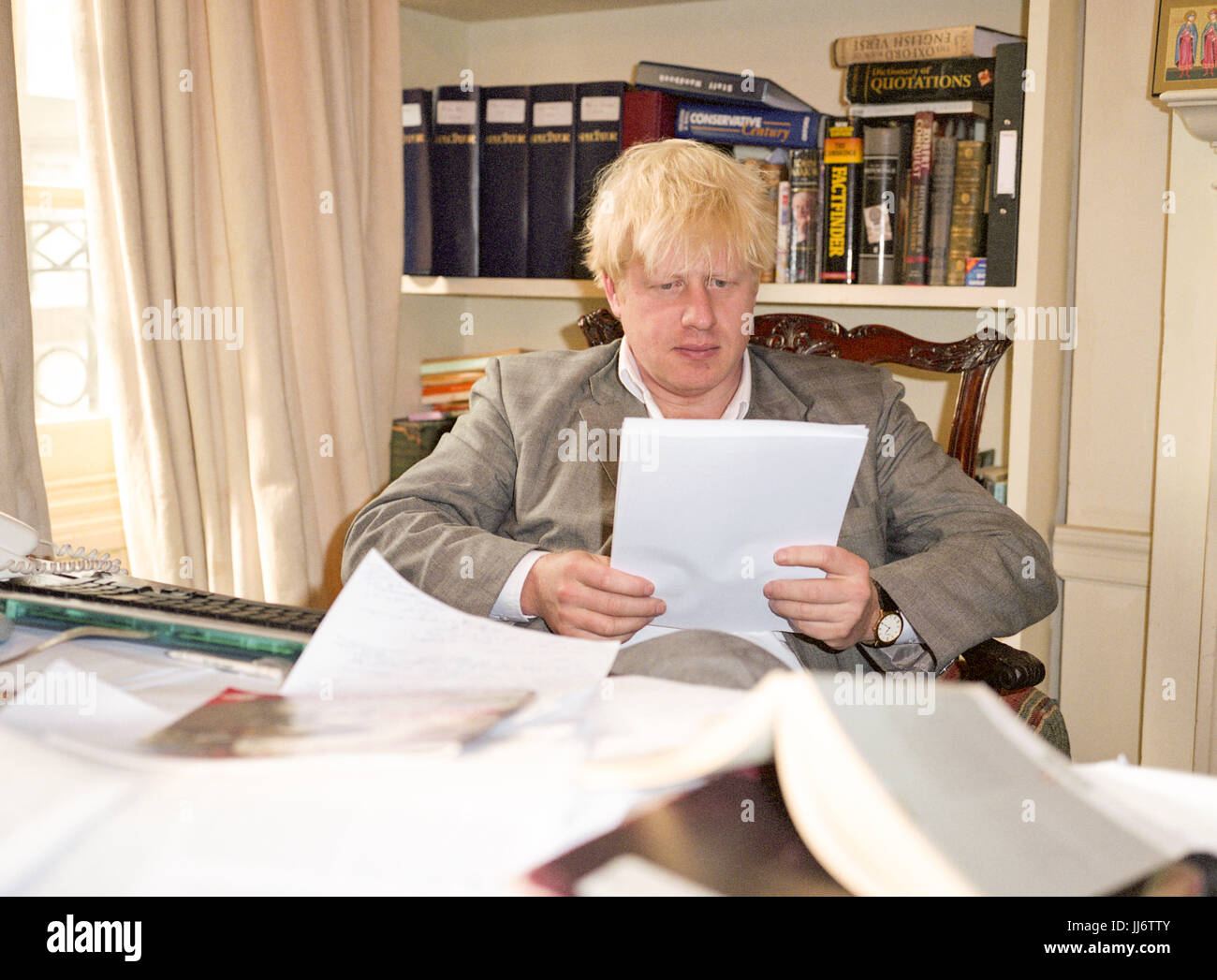 Boris Johnson konservativer Premierminister, Herausgeber des Magazins Spectator, fotografiert im Büro des Magazins Spectator im Jahr 2003, Westminster, London, England. Stockfoto