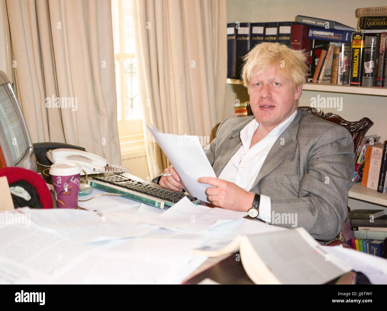 Boris Johnson konservativer Premierminister, Herausgeber des Magazins Spectator, fotografiert im Büro des Magazins Spectator im Jahr 2003, Westminster, London, England. Stockfoto