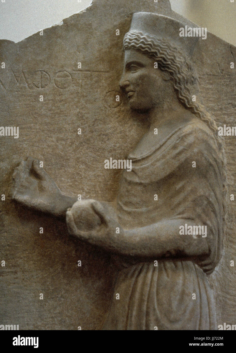 Grabstele des Amphotto aus Theben. Ca. 440 BC. Kalkstein. Die tote Frau Amphotto tragen einen Peplos. Nationales Archäologisches Museum. Athen. Griechenland. Stockfoto