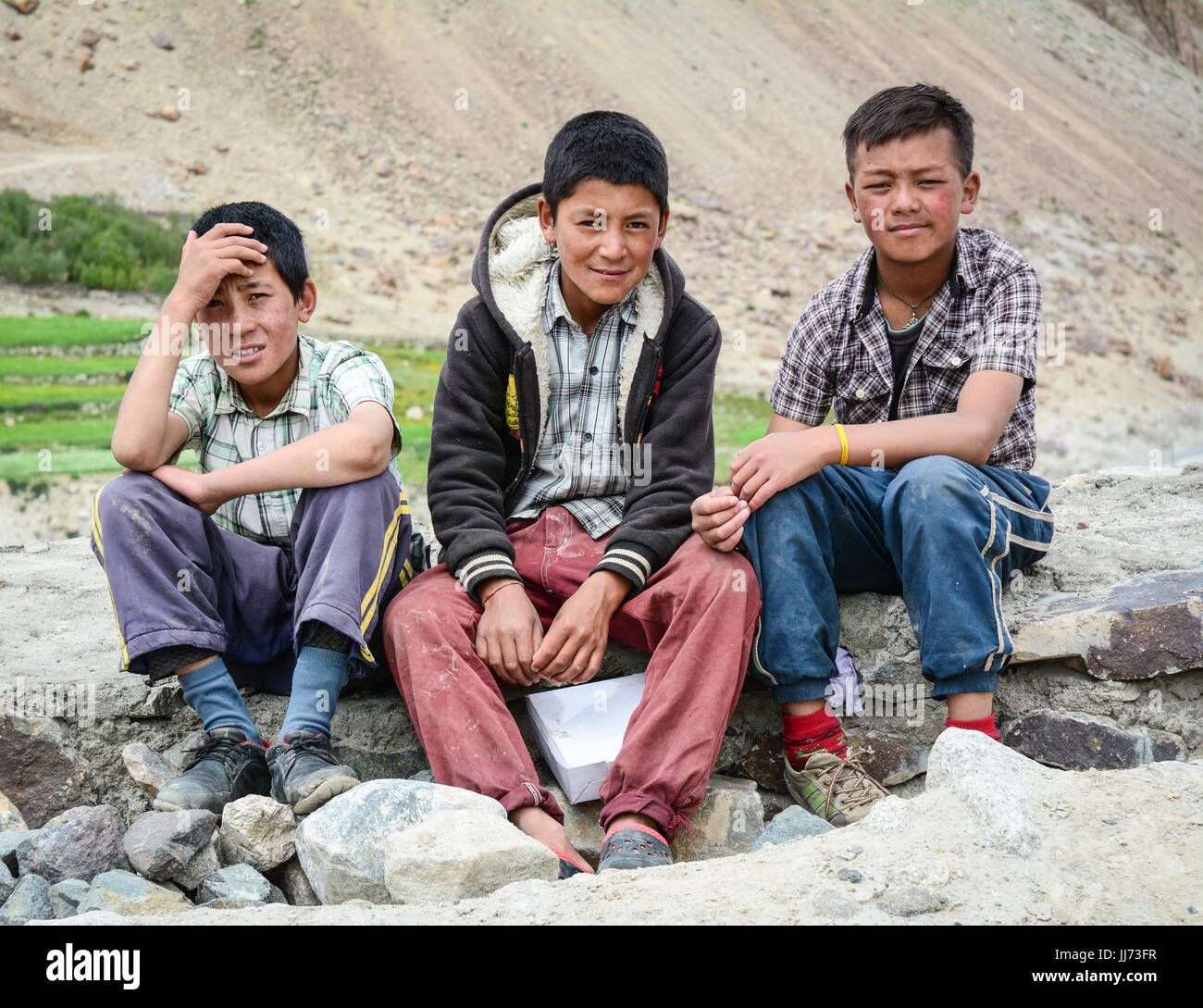 Leh, Indien - 18. Juli 2015. Tibetischen jungen sitzen auf der Straße in Nubra Valley, Indien. 65 % der Kinder besuchen die Schule, aber Fehlzeiten von Studenten und te Stockfoto