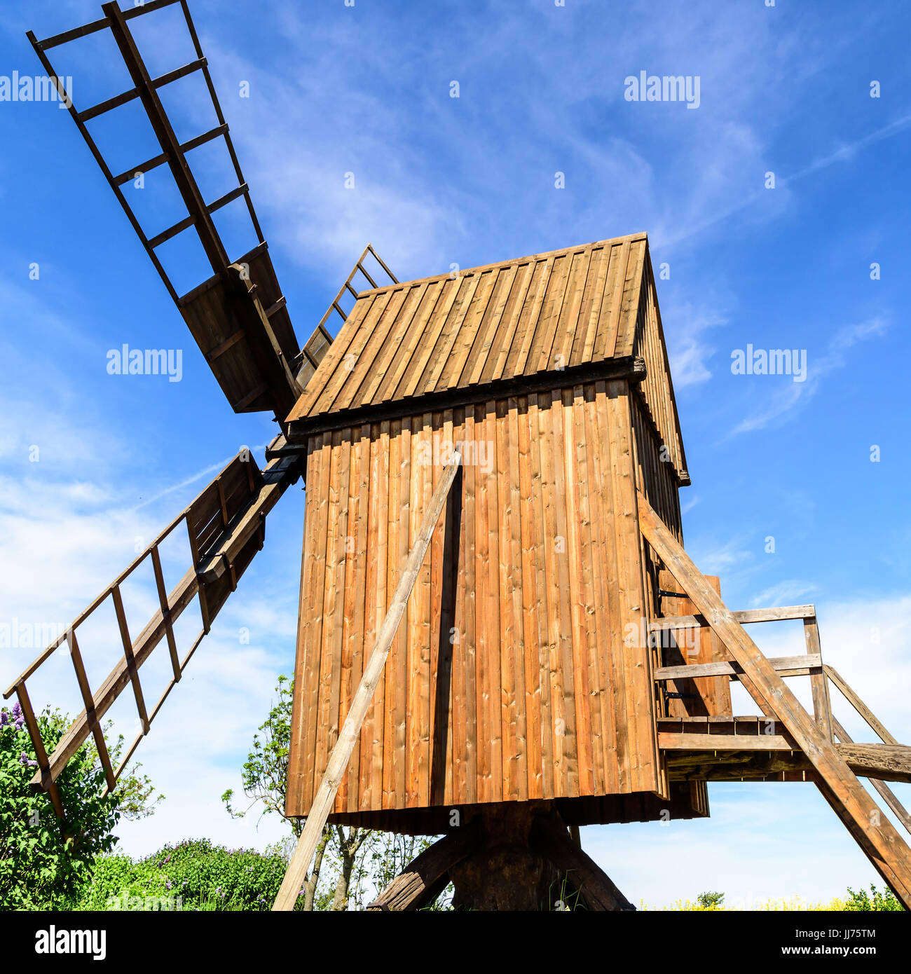Nahaufnahme der alte hölzerne Windmühle mit blauen Himmel im Hintergrund. Stockfoto