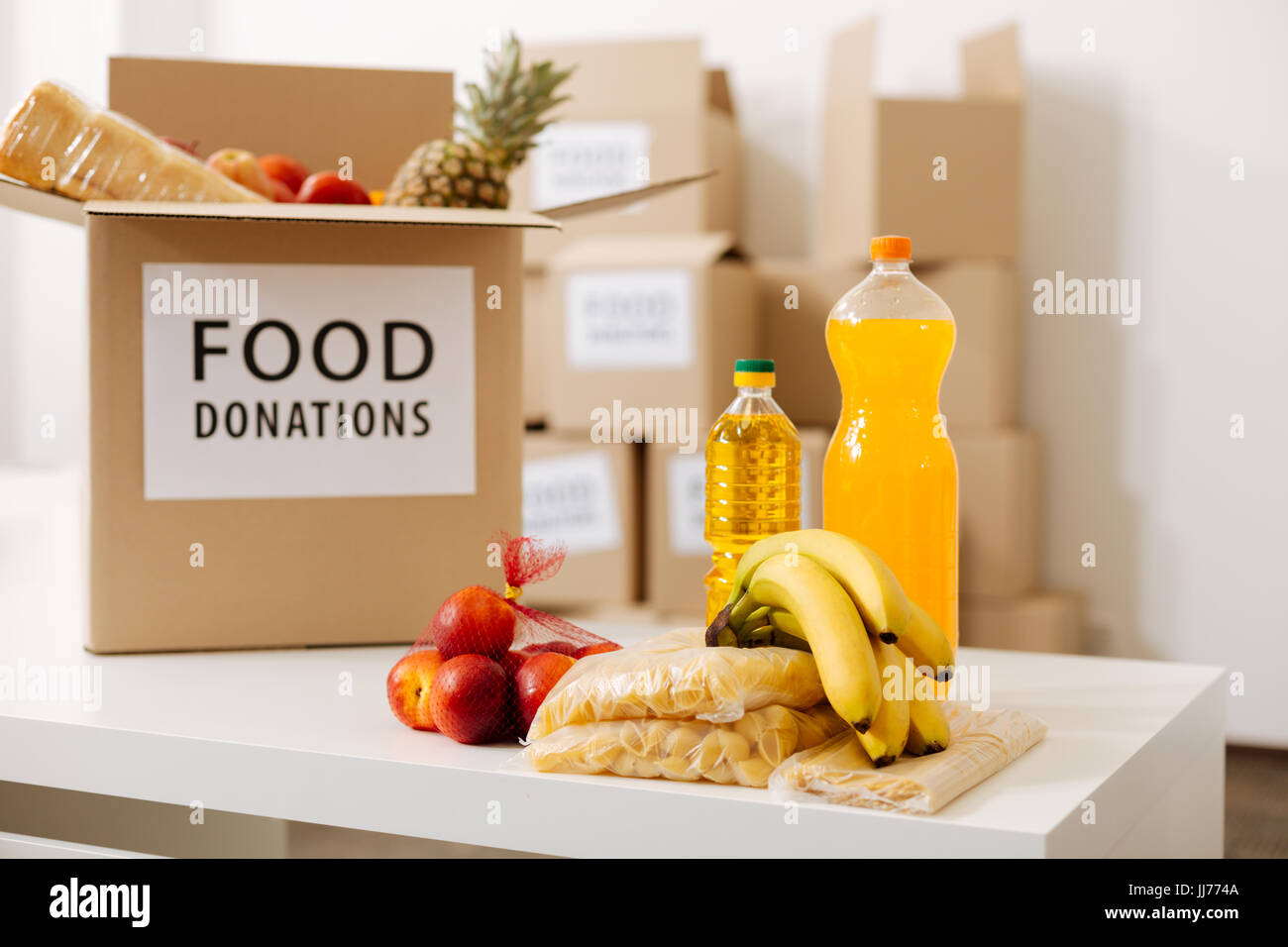 Graue Kiste voller Lebensmittelspenden Stockfoto