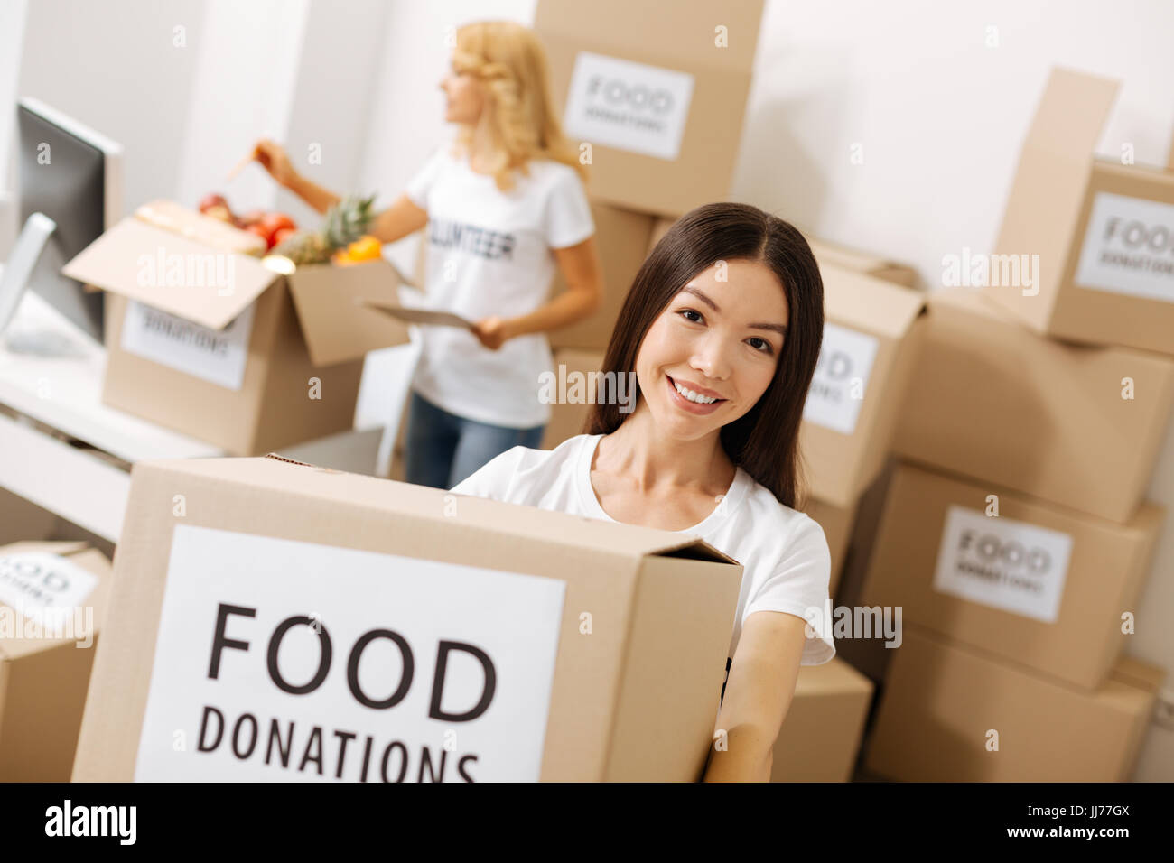 Charmante geben Frau Förderung der selbstlosen Hilfe Stockfoto