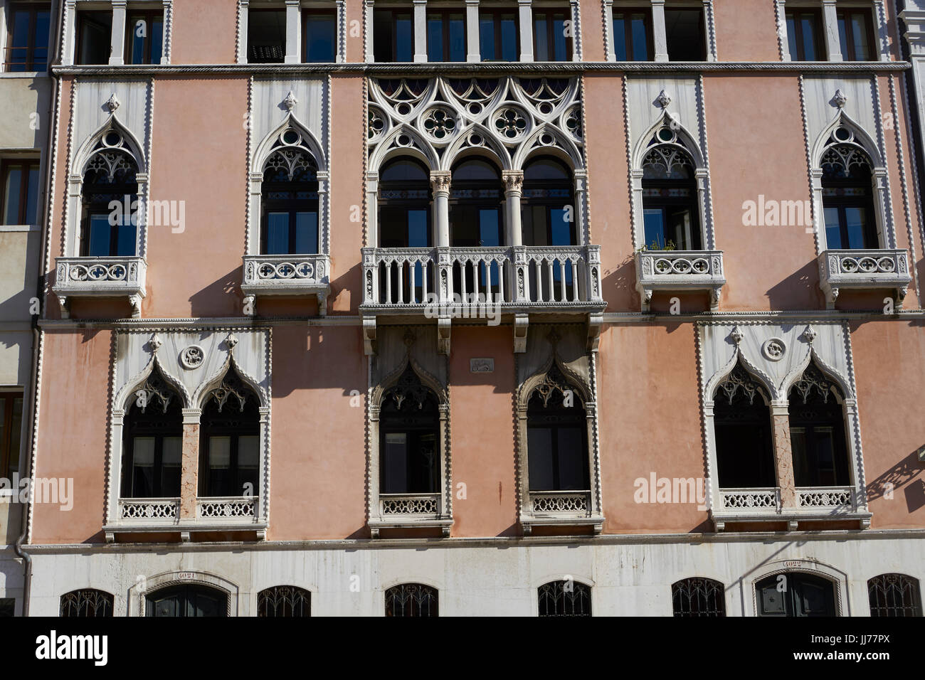 Ein Blick auf einen Palazzo in Venedig. Stockfoto