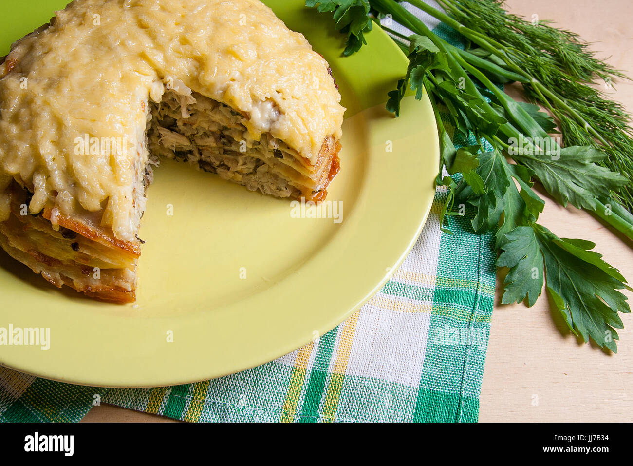 Pfannkuchen Sie-Torte mit Champignons und Hühnerfleisch, überbacken mit ...