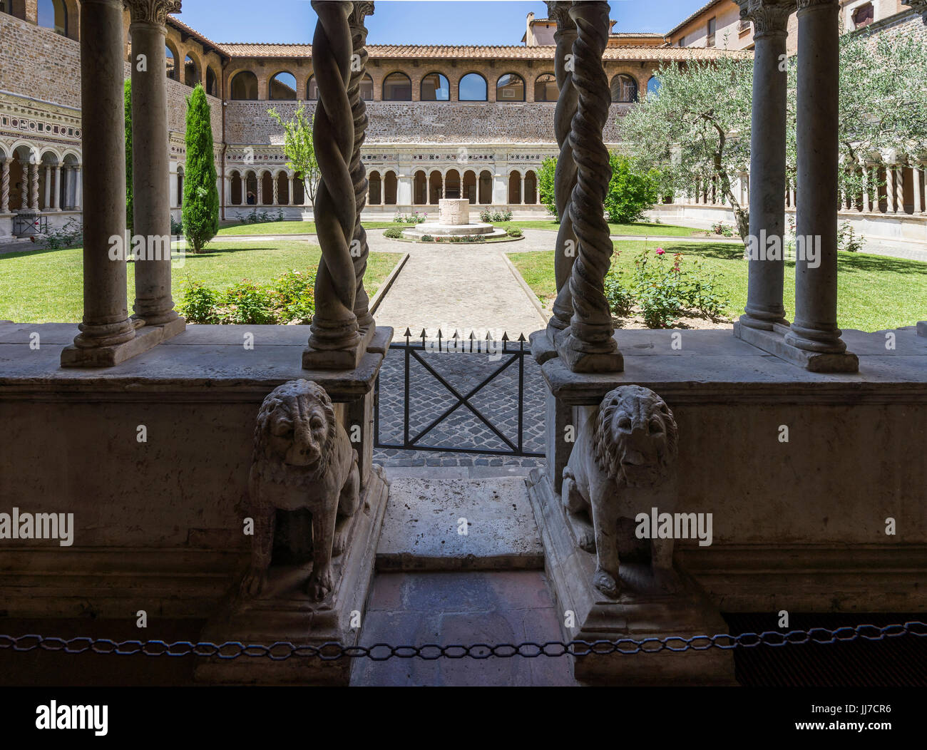 Basilica di San Giovanni in Laterano (Basilica San Giovanni in Laterano). Innenhof, umgeben von schönen gewundenen Säulen Intarsien Marmor. Italien, Rom, Stockfoto