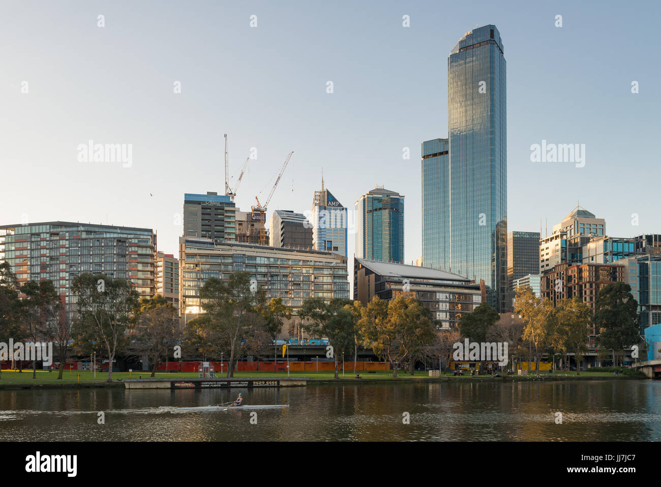 Ruder-Mannschaften entlang des Yarra River in der Nähe von Princes Bridge im central Business District (CBD) von Melbourne, Victoria, Australien Stockfoto