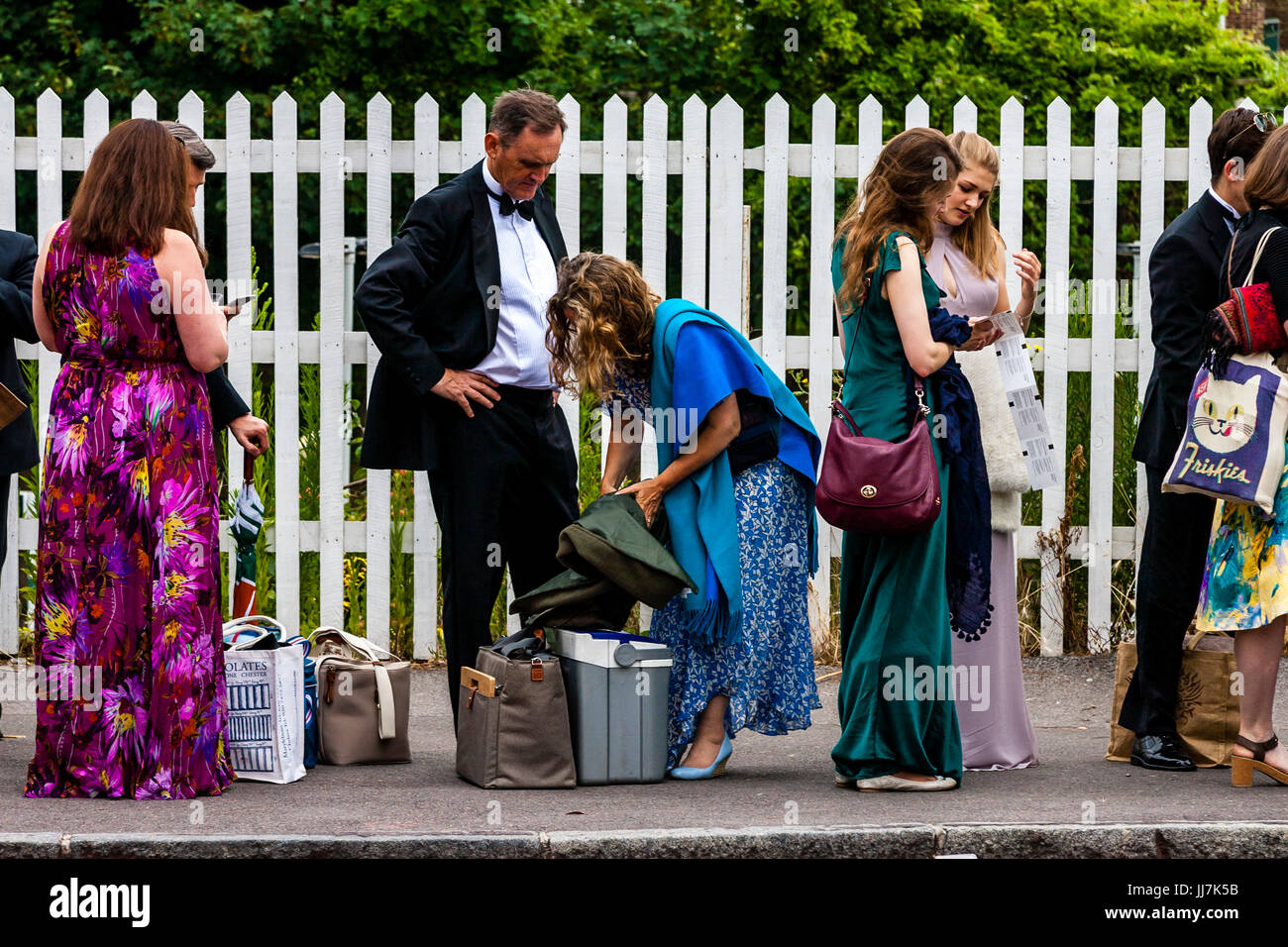 Opera-Fans mit ihren Picknick-Körbe erreichen Lewes Bahnhof auf dem Weg nach Glyndebourne Opera House, Lewes, Sussex, Großbritannien Stockfoto