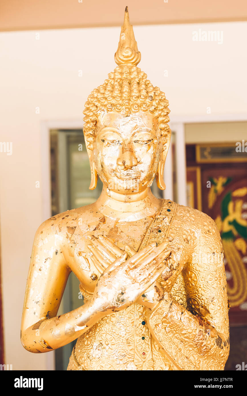 Goldene Buddha-Statue im buddhistischen Tempel oder Wat, ist Public Domain oder Schatz des Buddhismus. Stockfoto