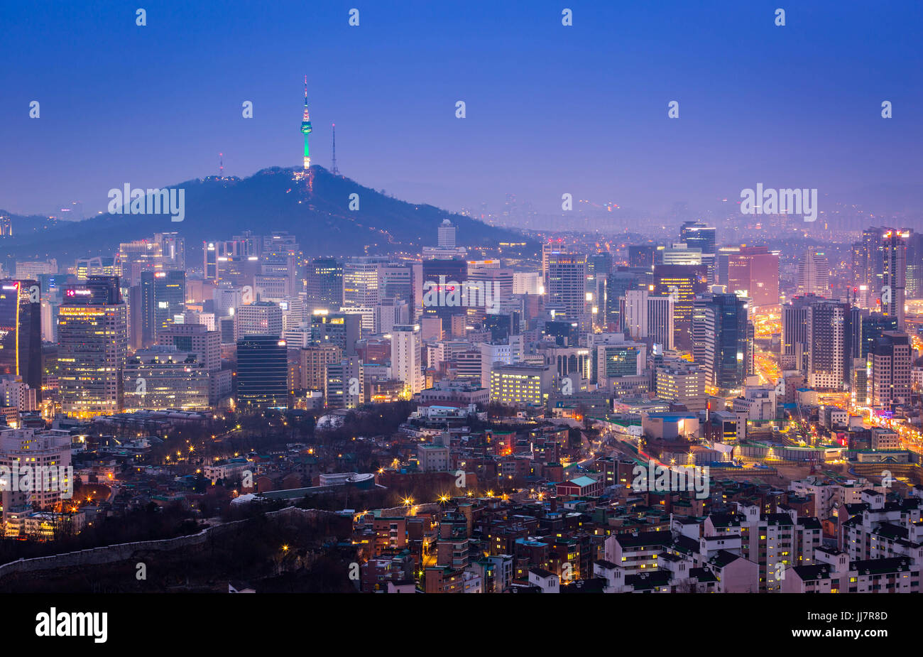 Seoul City Skyline und N Seoul Tower in Seoul in Südkorea Misty Tag. Stockfoto