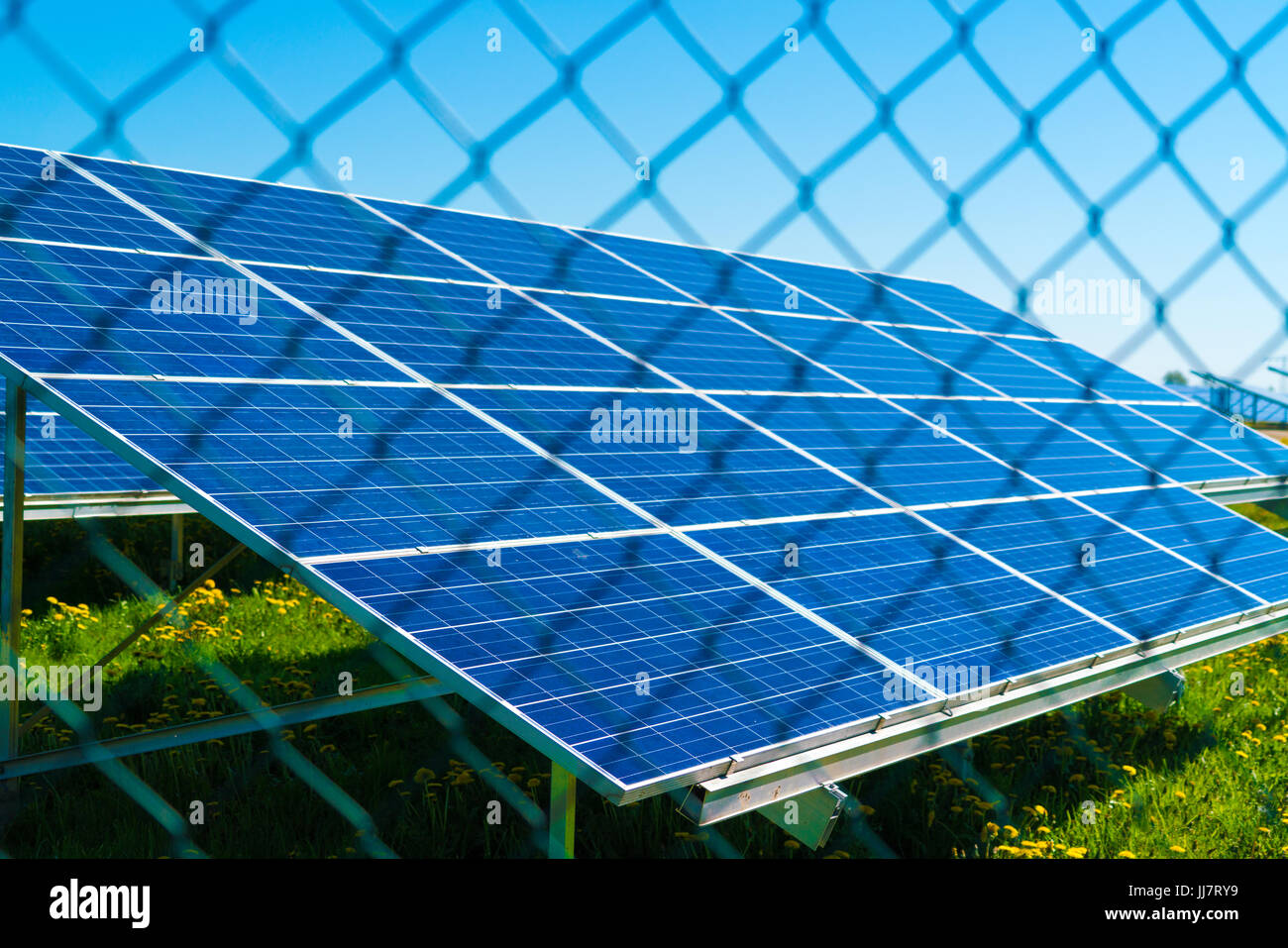 Batterie von Solarzellen Metallgitter von Vandalen geschützt Stockfoto