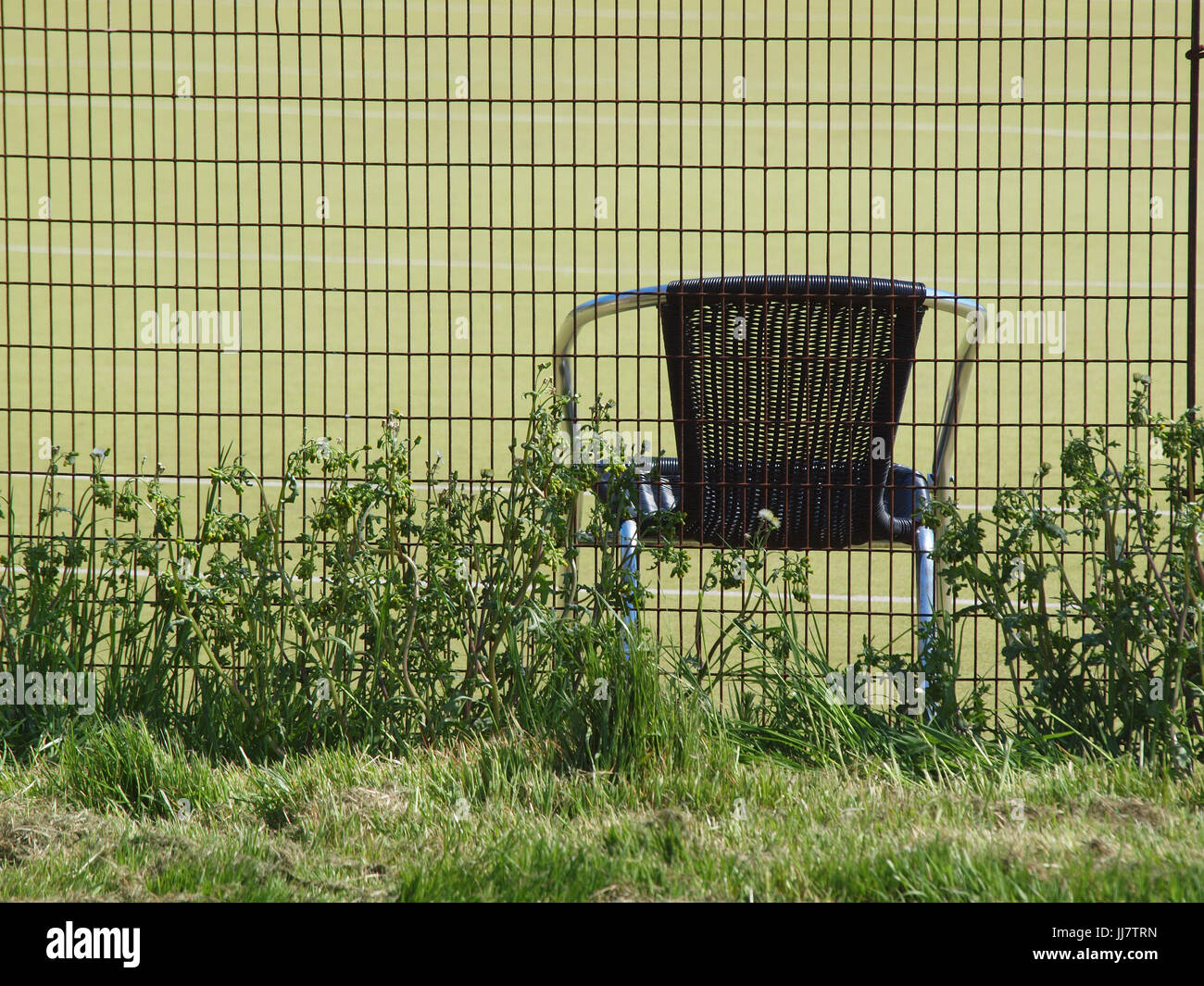 Ein Blick durch den Zaun von einem Linienrichter Stuhl an einen öffentlichen Tennisplatz in Tynemouth. Stockfoto