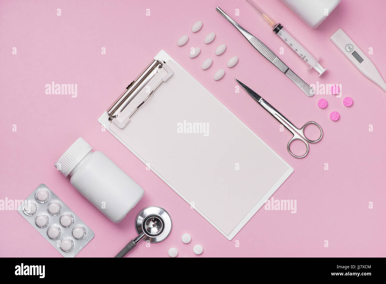 Medizinische Geräte.  Medizinisches Konzept auf rosa rose Hintergrund Stockfoto