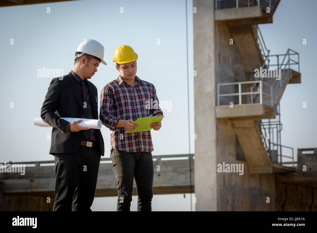 Ingenieure und Techniker sind im Bericht lesen. Stockfoto