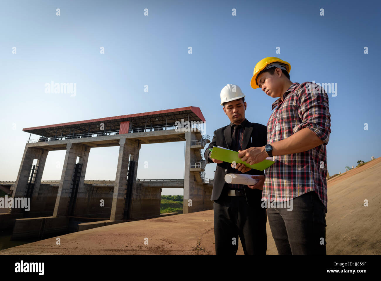 Geschäftliche Treffen mit Ingenieure und Meister Männer sind stehend lesen Berichte auf Baustellen. Stockfoto