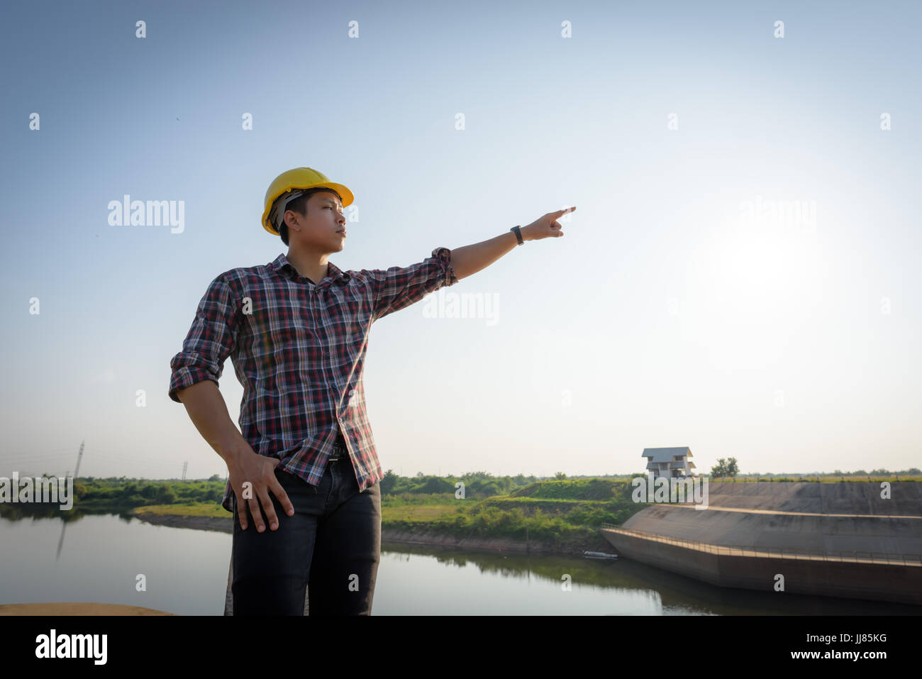 Hautnah. Männliche Mitarbeiter stehen und zeigt auf eine öffentliche Schleuse. Stockfoto