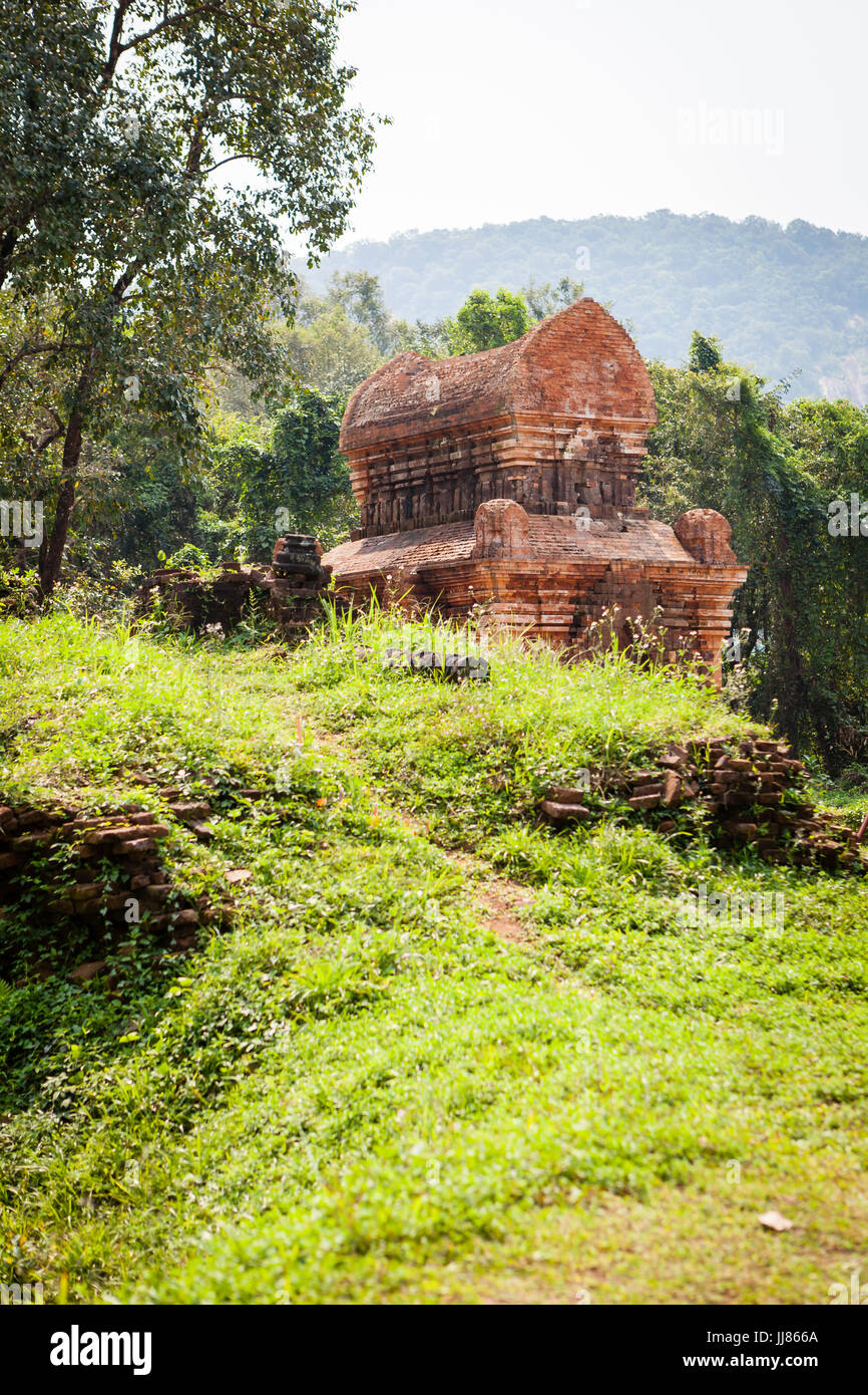 Duy Phu, mein Sohn Tempel, Vietnam - 14. März 2017: Ruinen von Hindu-Tempel mitten im Dschungel, UNESCO-Weltkulturerbe Stockfoto
