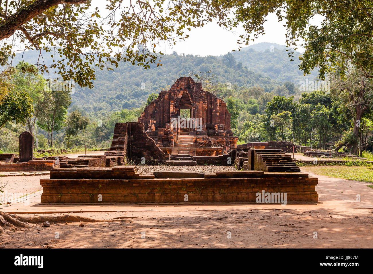 Duy Phu, mein Sohn Tempel, Vietnam - 14. März 2017: Ruinen von Hindu-Tempel mitten im Dschungel, UNESCO-Weltkulturerbe Stockfoto