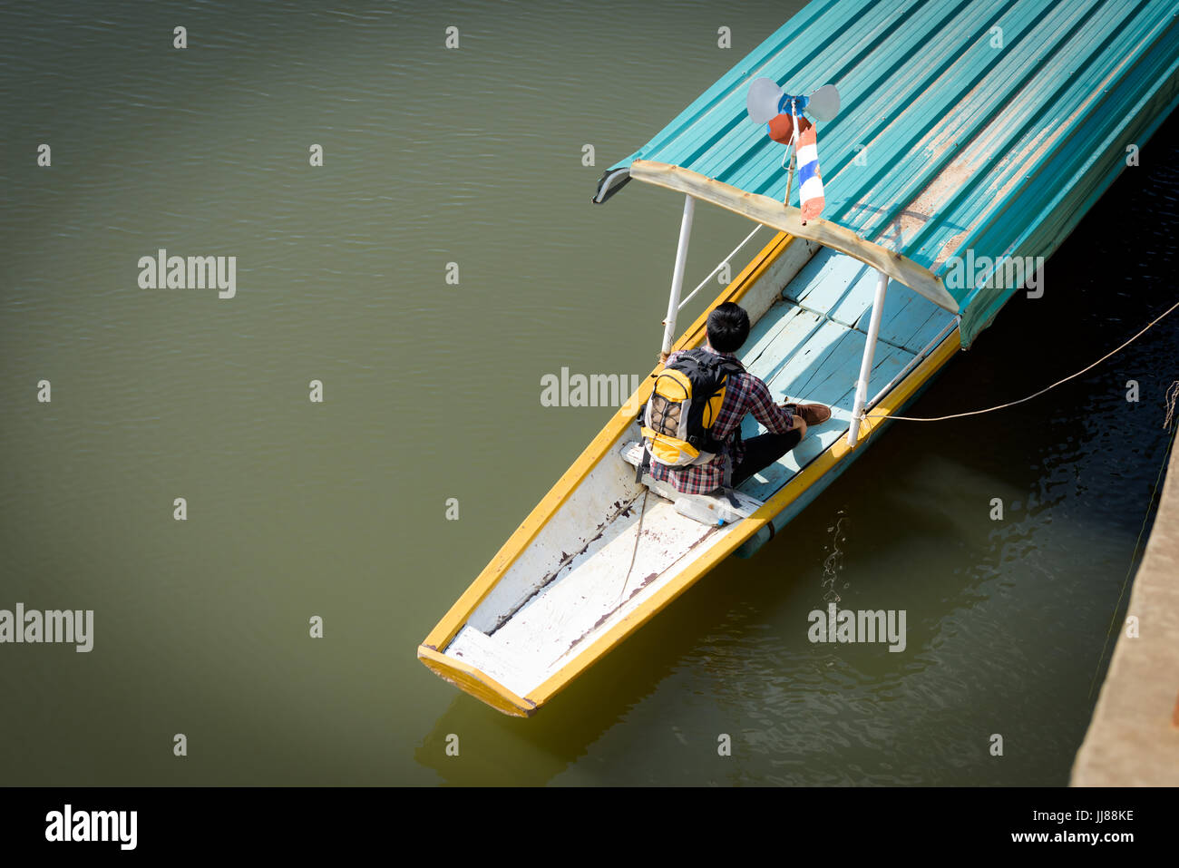 Junge asiatische Backpacker Tourist ist eine Bootsfahrt auf dem Fluss genießen. Urlaub und Natur Konzepte Stockfoto
