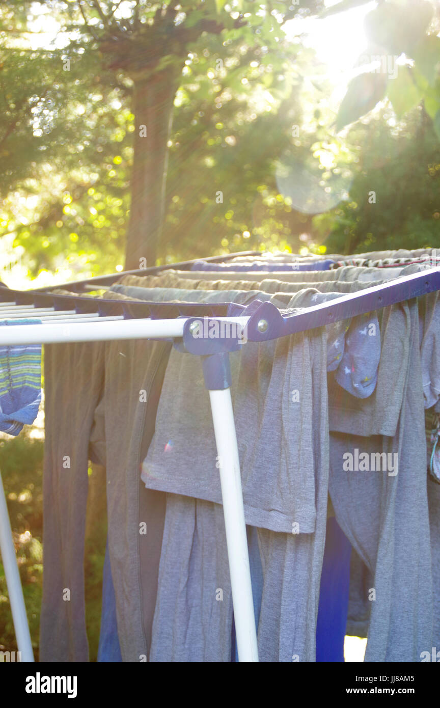 Farbe Wäscheständer auf Draht außerhalb im sonnigen Tag Stockfoto
