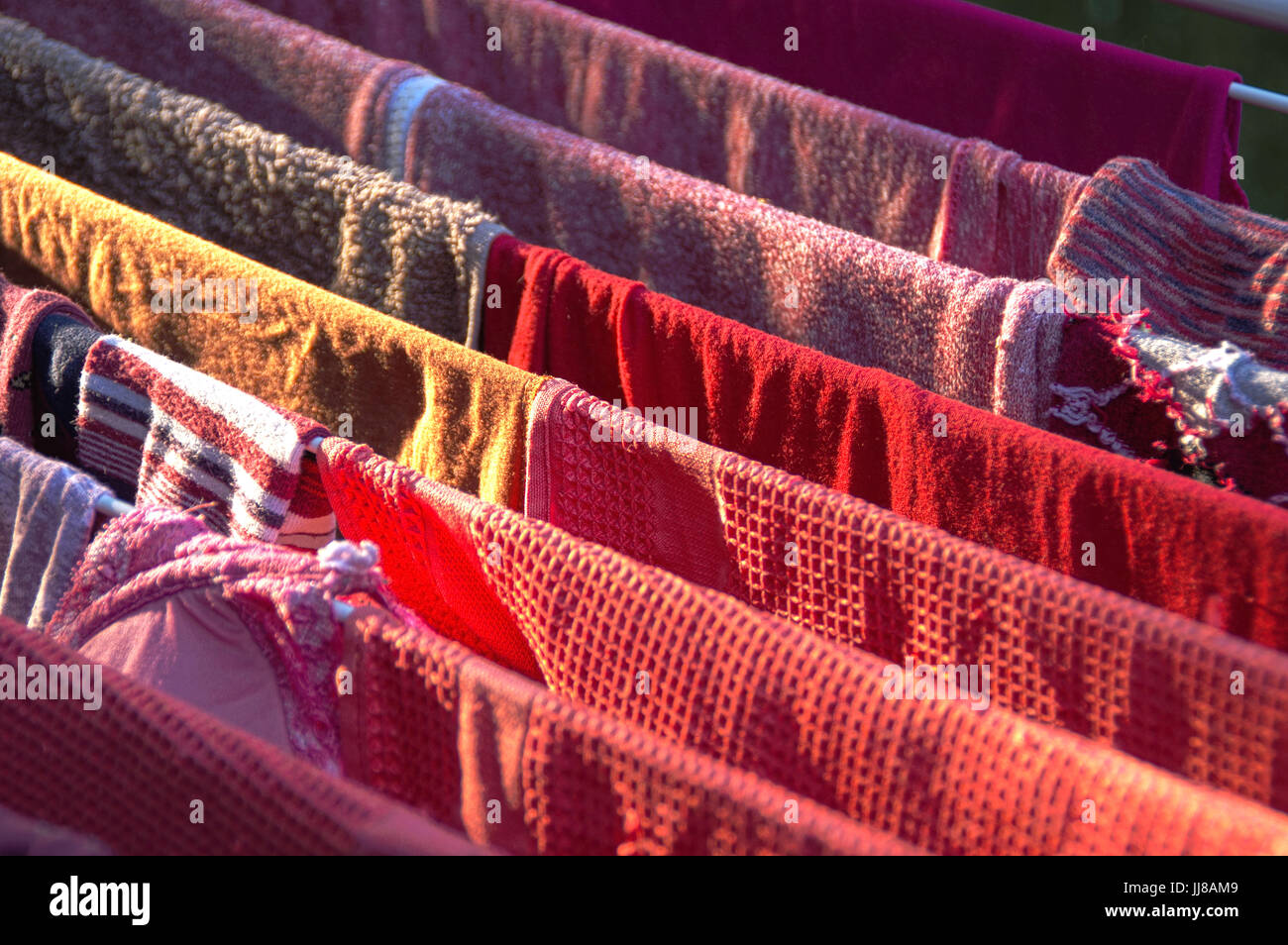 Farbe Wäscheständer auf Draht außerhalb im sonnigen Tag Stockfoto