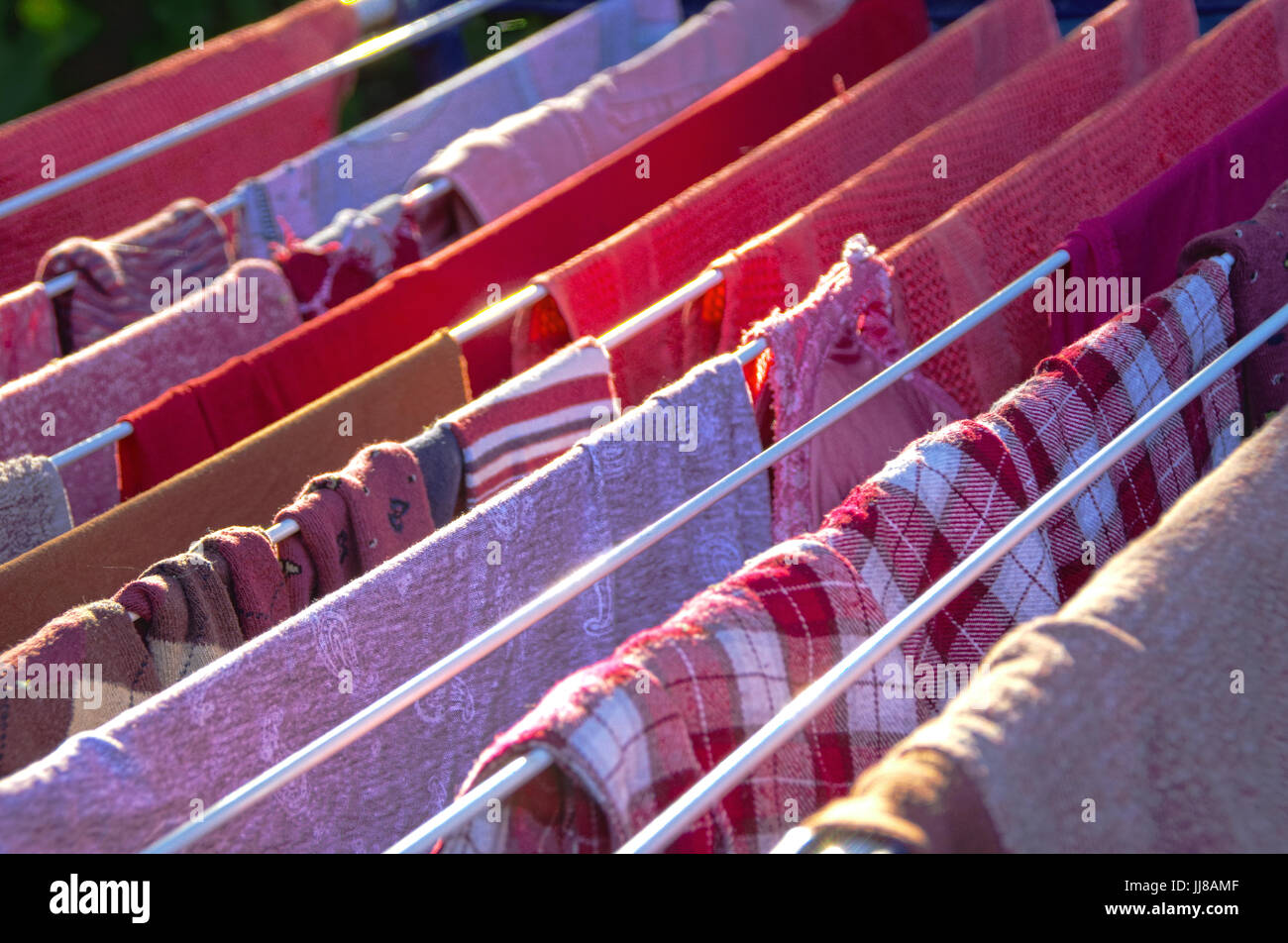 Farbe Wäscheständer auf Draht außerhalb im sonnigen Tag Stockfoto