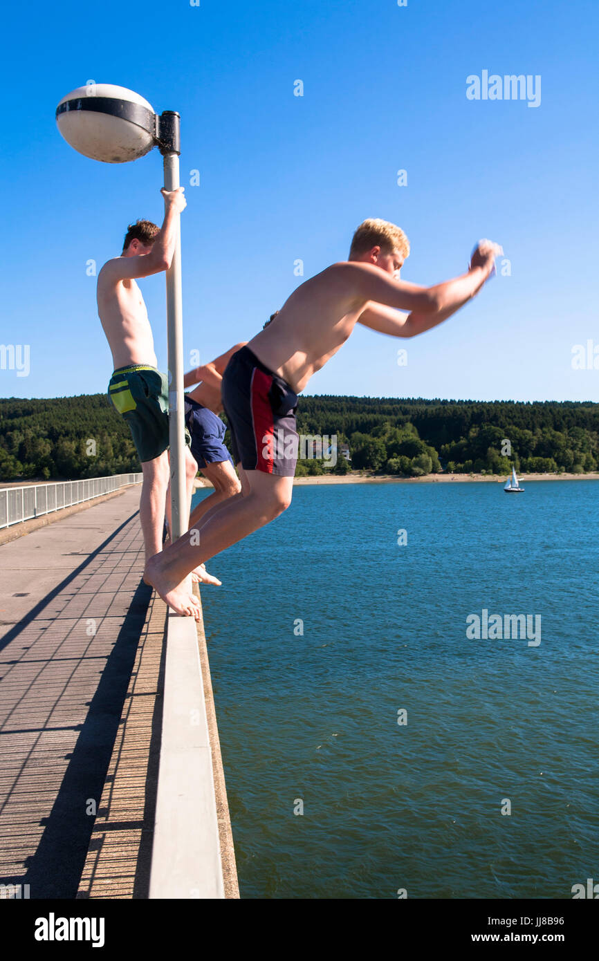 DEU, Deutschland, Sauerland Region, Moehnesee, jungen Sprung von einer Brücke in See Moehne.  DEU, Deutschland, Sauerland, Moehnesee, Jungens springen von Stockfoto