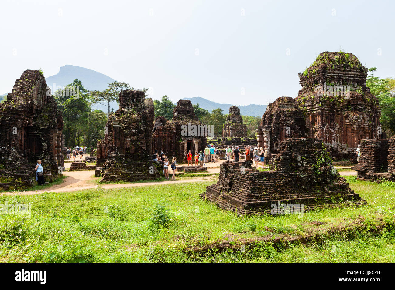 Duy Phu, mein Sohn Tempel, Vietnam - 14. März 2017: Ruinen von Hindu-Tempel mitten im Dschungel, UNESCO-Weltkulturerbe Stockfoto